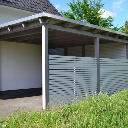 Einzelcarport mit Abstellraum und Sichtschutzzaun in Verl