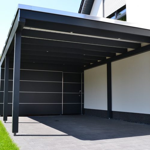Flachdachcarport mit 8mm Trespa-Platten und Abstellraum in Verl