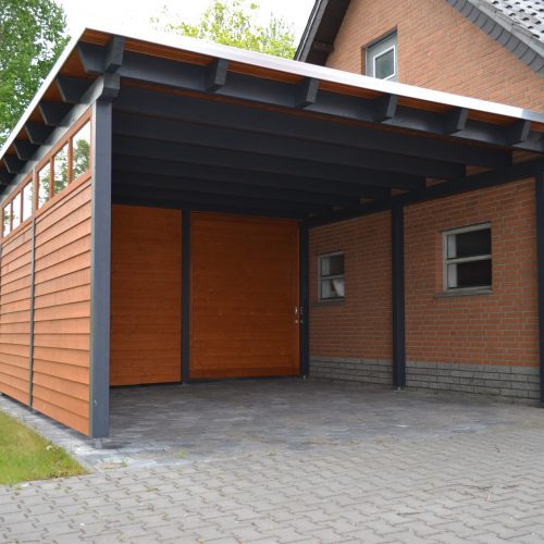 Flachdachcarport mit Abstellraum und Schiebetür in Delbrück